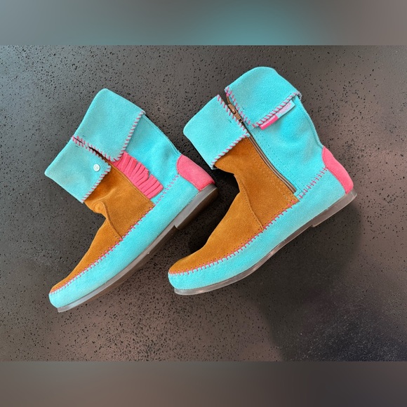 NWOT MINNETONKA X STRANGER THINGS Holly Wheeler Suede Boots Size 8.5 Sold Out - Picture 3 of 7